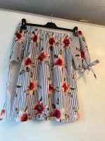 Gestreifte Off-Shoulder Bluse mit Blumen Gr. M Baden-Württemberg - Ulm Vorschau