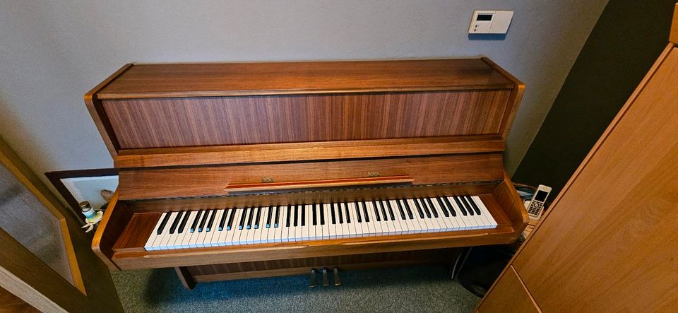 Klavier Nussbaum guter Zustand aus Platzmangel in Bad Oldesloe