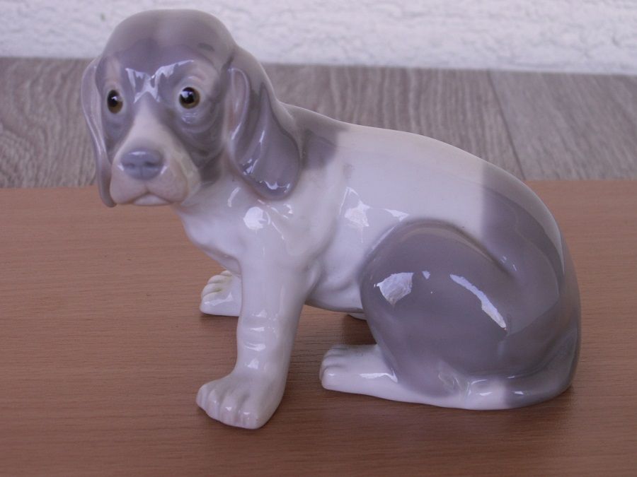 Hundefigur aus Porzellan, in Otterberg