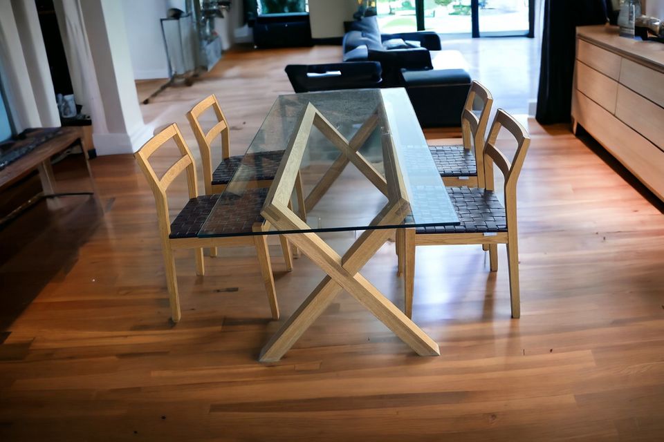 Esstisch mit Glasplatte und passenden Stühlen von Habitat in Düsseldorf