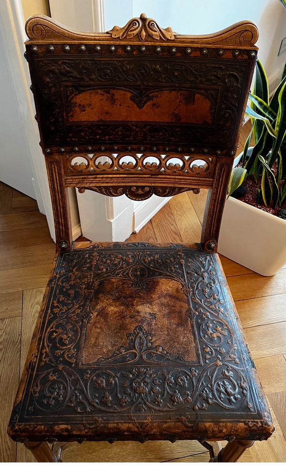 Antike Stühle, Holz/gepunzter Leder in Hamburg