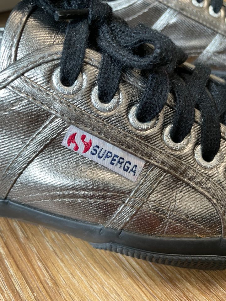 Sneaker / Stoffschuh / Bootsschuh Silber Metallic von Superga in Bad Arolsen