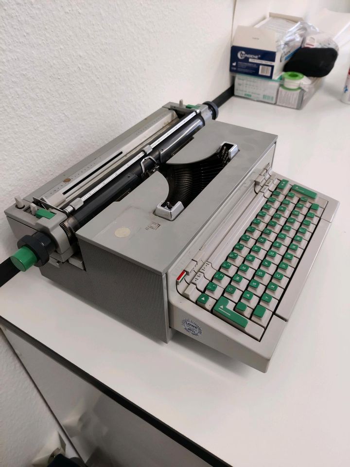 Schreibmaschine Olivetti Ivrea für Bastler in Ravensburg