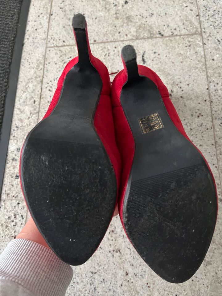 Rote High Heels Pumps mit Troddeln in Saarlouis