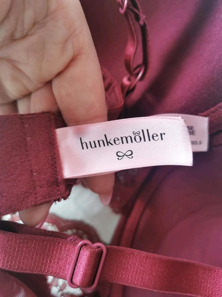 Roter B-H mit Spitze von Hunkemöller in Frankfurt am Main