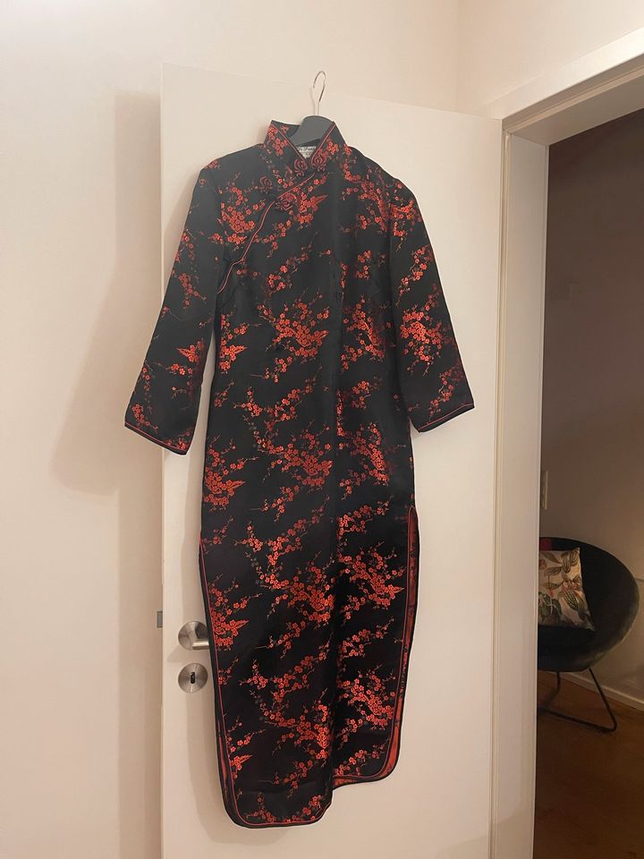 Original Geisha Kleid aus Seide Rot und Schwarz in Horben