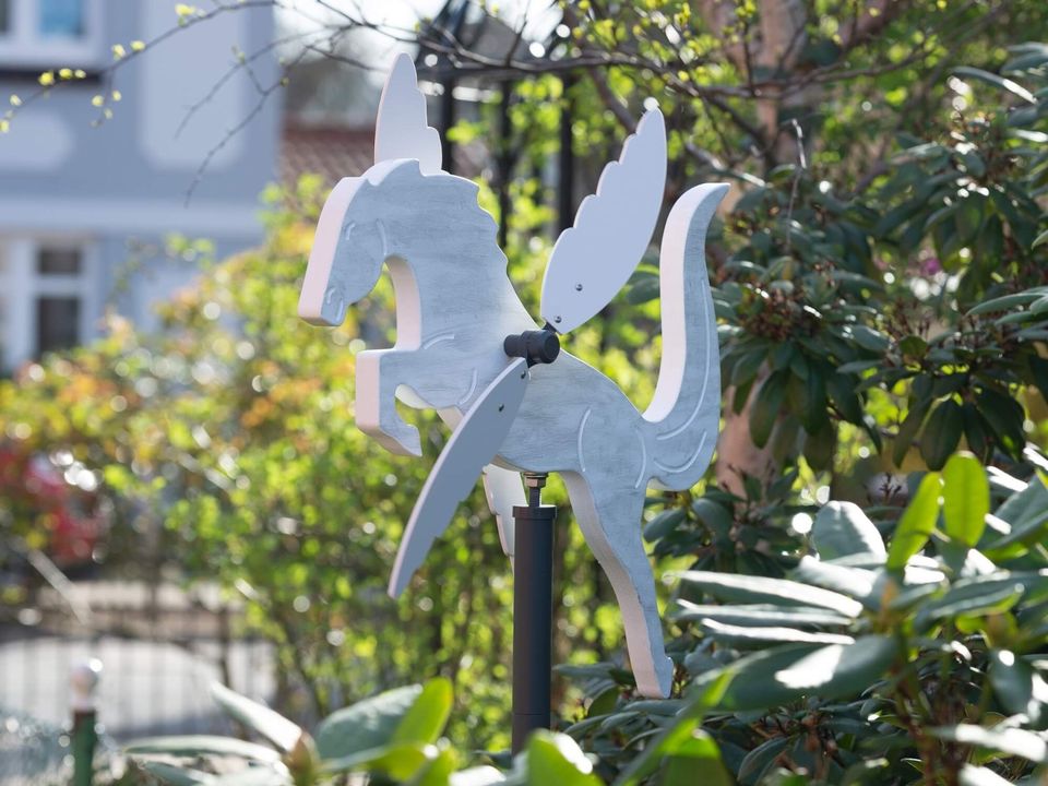 Pegasus Windrad Windspiel Garten Deko Pferde Figur weiß Reiter in Klein Gladebrügge