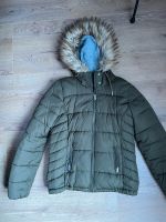 Olivgrüne Winterjacke mit kuscheliger Kapuze in Größe 38 Bochum - Bochum-Mitte Vorschau