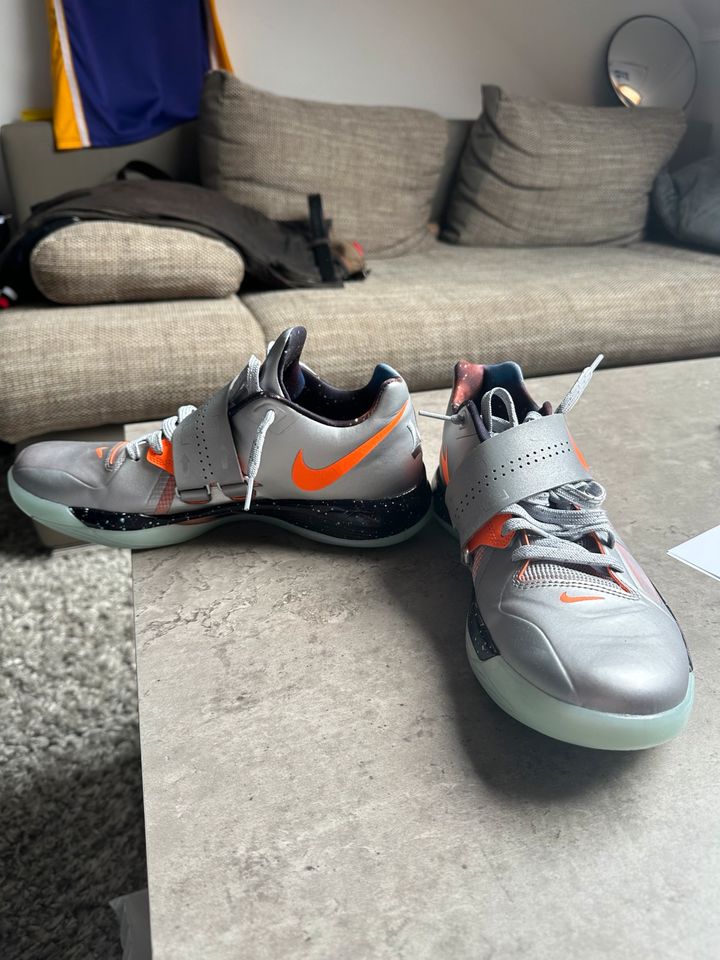 Nike KD 4 Galaxy 2024 Gr. 44 in Eutin