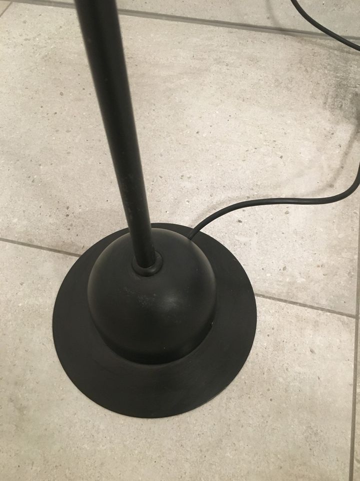 Stehlampe Stehleuchte schwarz Metall Höhe 1,52 m in Wolfsburg