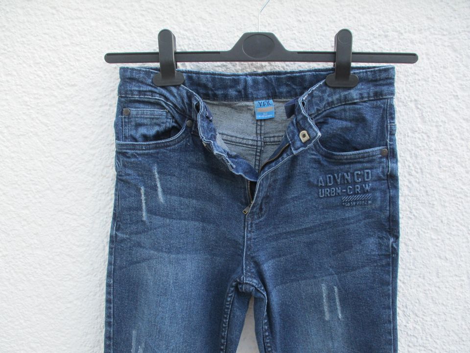 Y.F.K. Hose Jeans dunkelblau verstellbarer Bund Junge 152 in Ravensburg