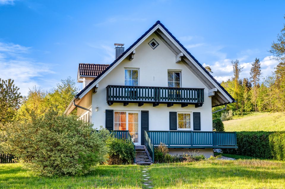 Baierbach: Einzigartiges Einfamilienhaus mit 2.500 m² Grund - frei in Baierbach