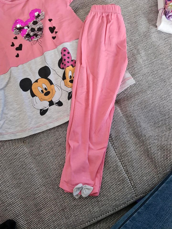 Kleid und Hose minni maus in Borna