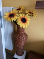 Schöne Bodenvase aus Korb mit 4 Sonnenblumen Hessen - Fuldatal Vorschau