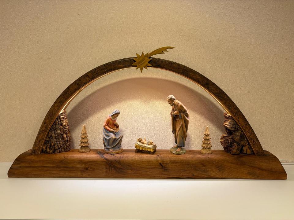 Große Krippe/ Schwibbogen mit geschnitzten Holzfiguren 15cm in Bernsbach 