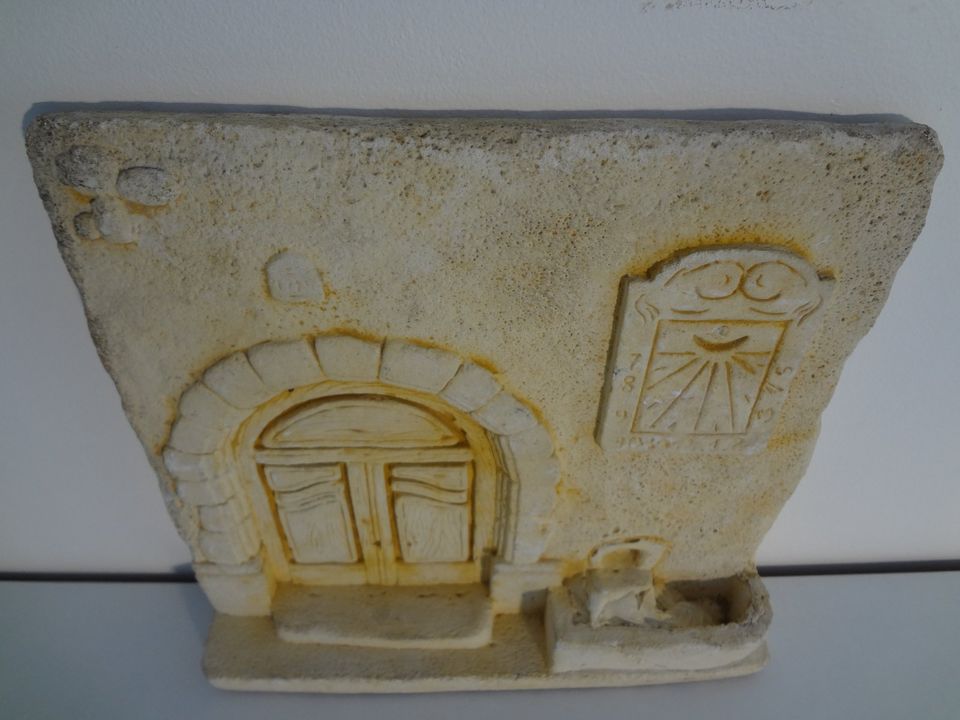 Schönes „antikes“ Wandrelief  + Tür Brunnen und Sonnenuhr Keramik in Linden