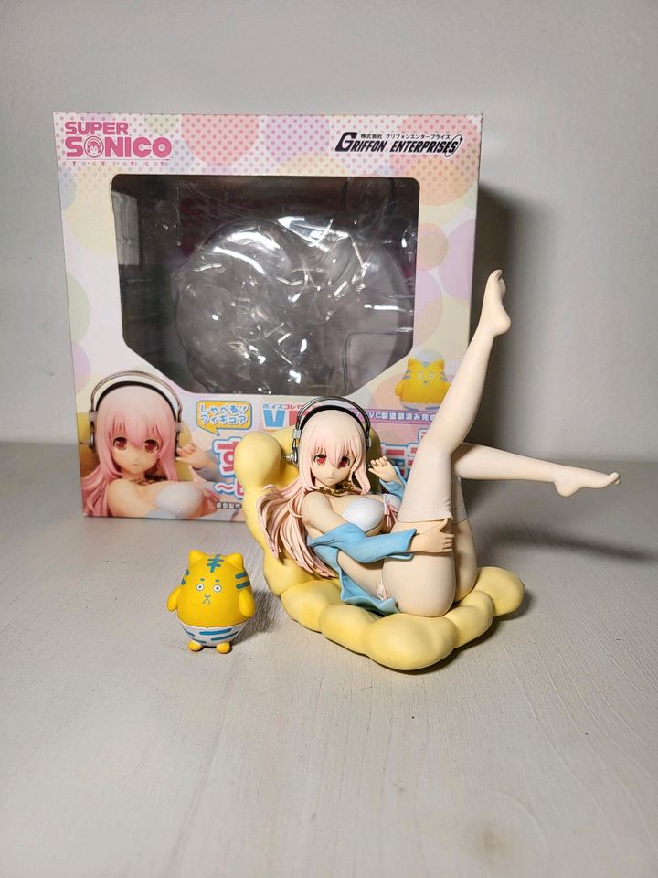 Figur Super Sonico in Laufen