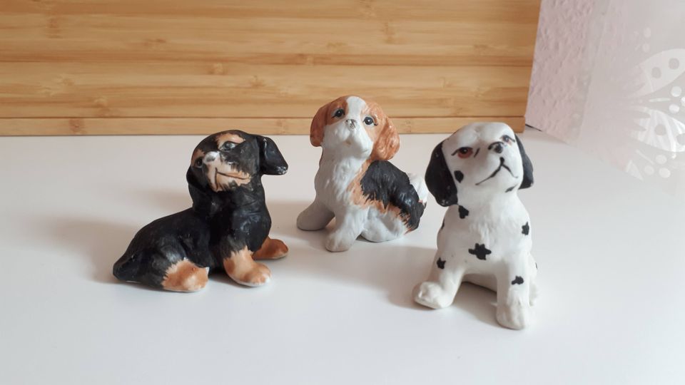 Hundefiguren und ein Schweinchen in Kritzmow