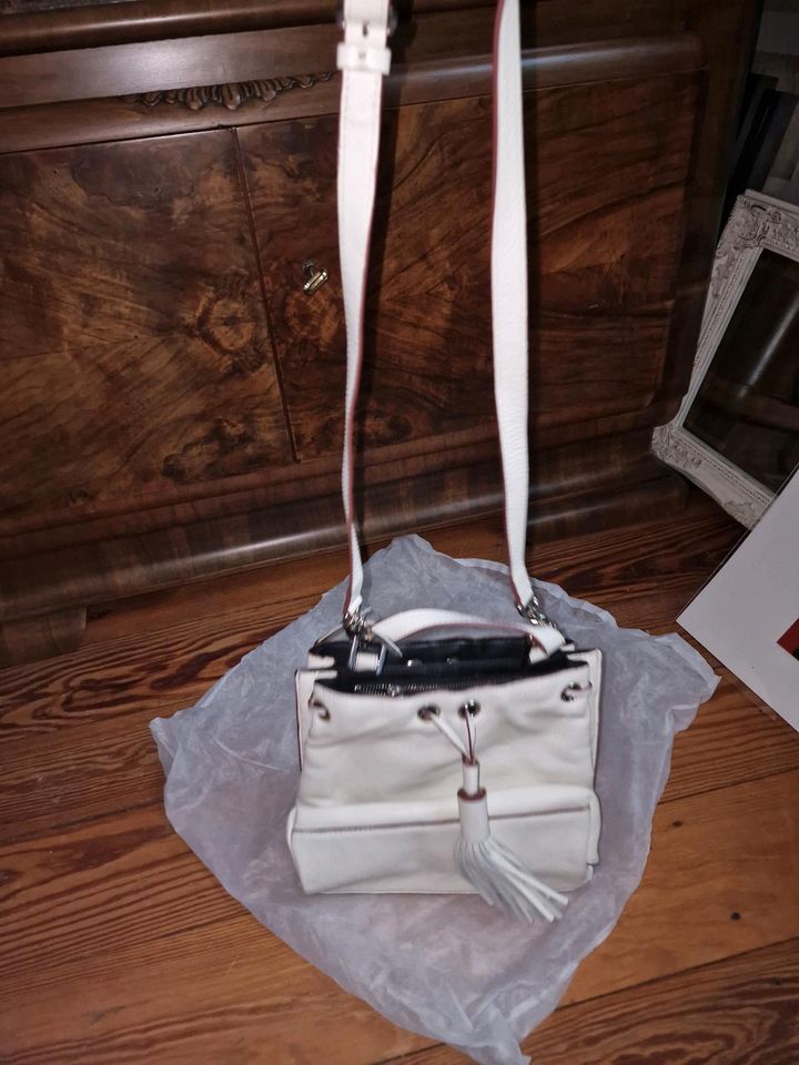 Weisse Zara Leder Handtasche neu mit Quaste in Hamburg