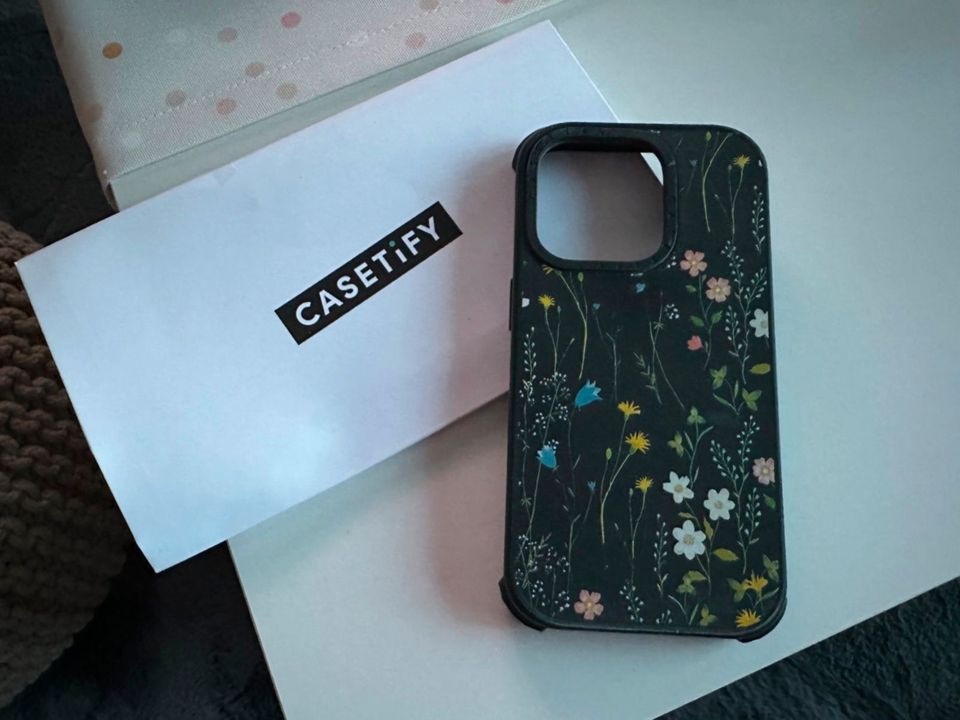 Casetify iPhone 14 Pro Case, schwarz mit Blumen, guter Zustand! in Paderborn