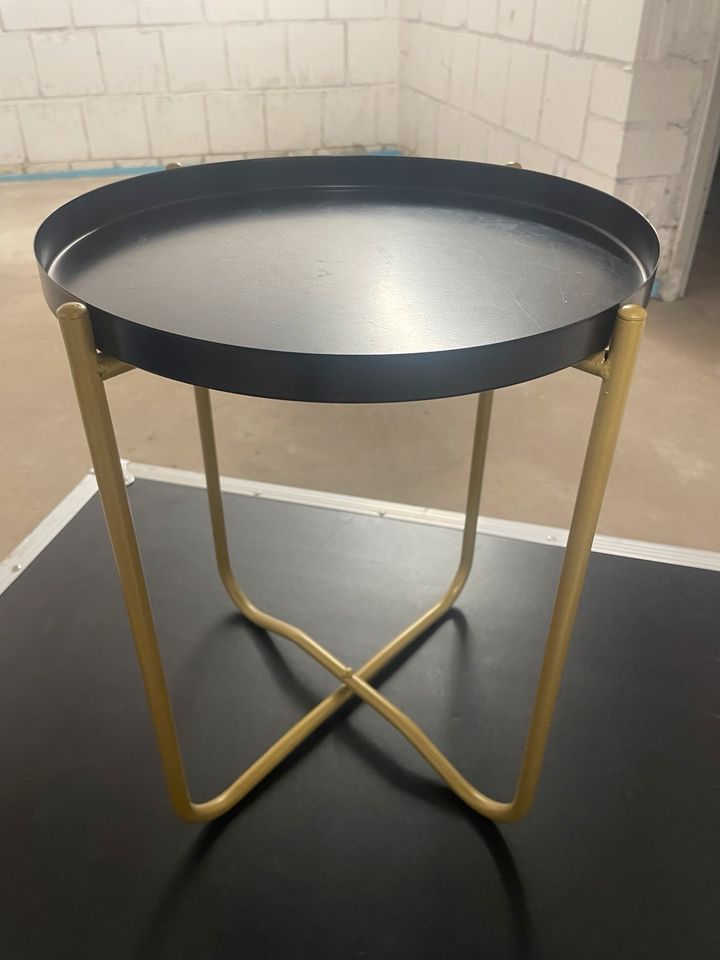 Runder Tisch aus Metall schwarz/gold in Dinslaken