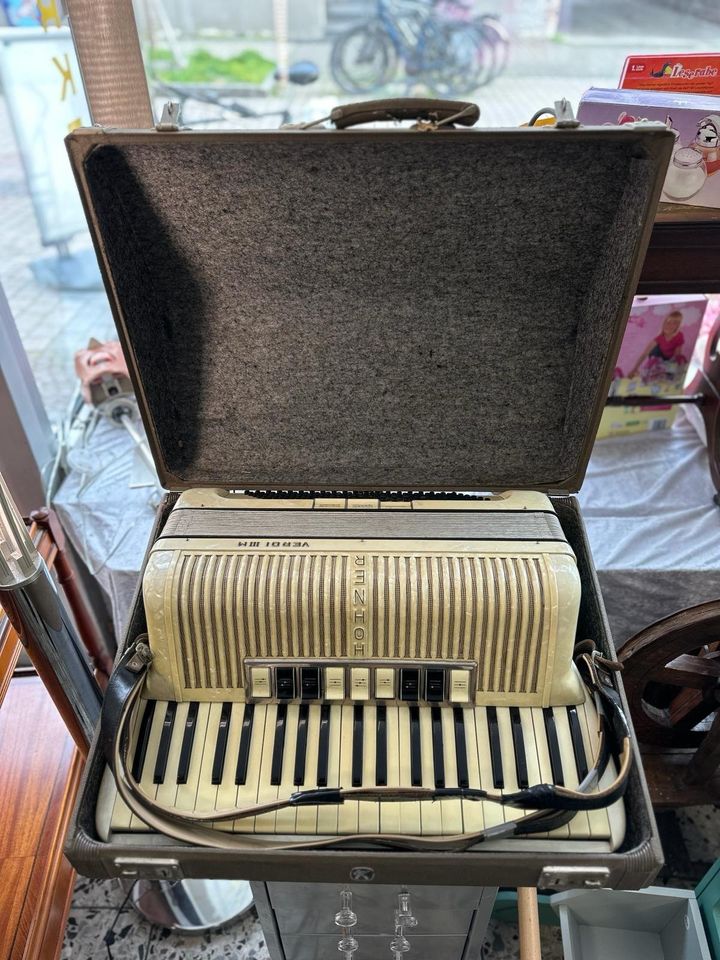 Hohner Verdi III M Akkordeon 120 Bass mit Koffer Musikinstrument in Wiesbaden