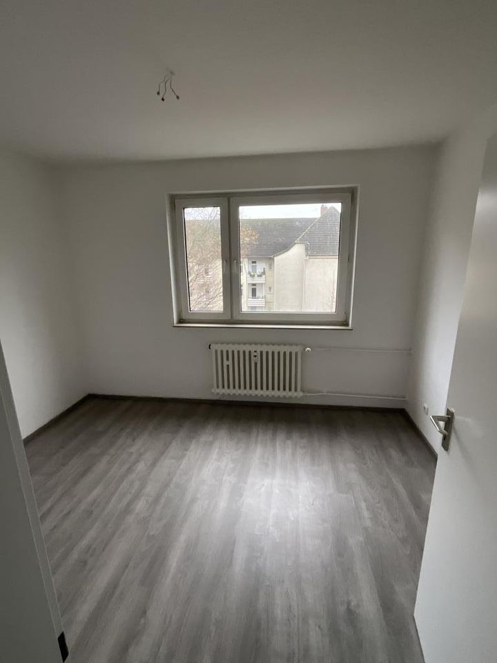 Sehen, mieten, wohnen! - 3,5-Zimmer-Wohnung mit Balkon in Duisburg