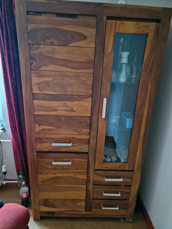 Vitrinenschrank Shisha Holz Teakholz Echtholz Höffner Amarillo in Frielendorf