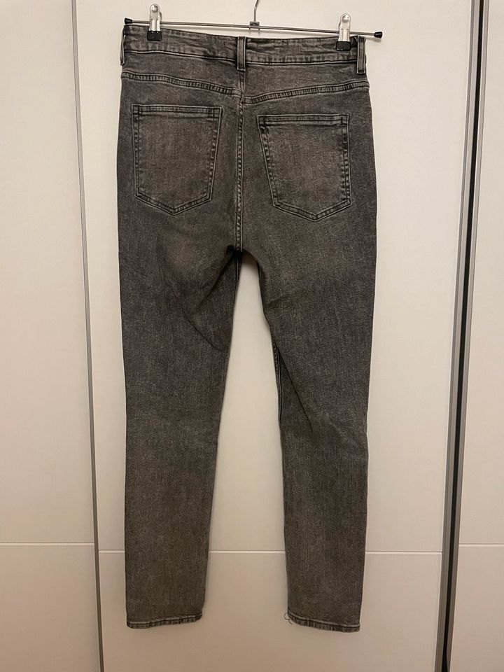 Graue Jeans von H&M Gr. 42 in Hamburg