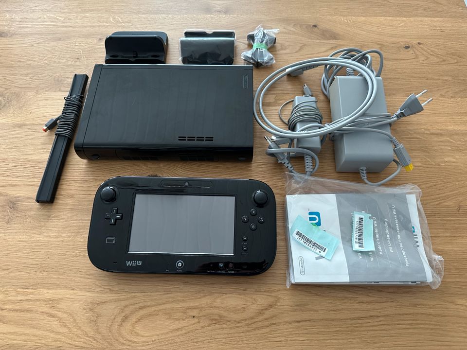 Nintendo Wii U 32GB / Spielepaket / Controller Set für 4 Spieler in Karlsdorf-Neuthard