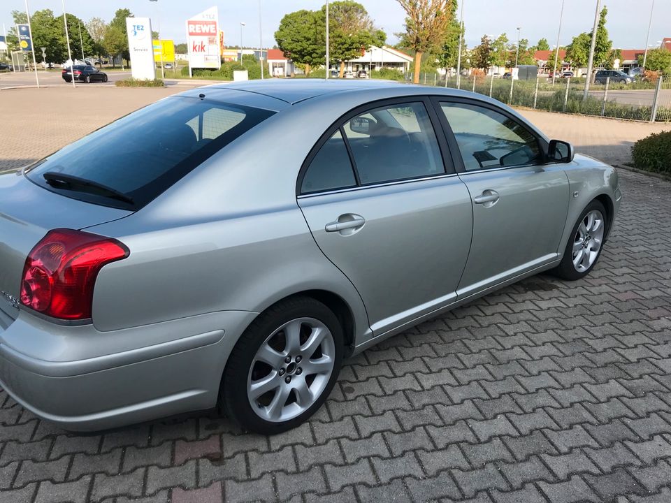 Toyota Avensis 2.4 Automat in Hemau