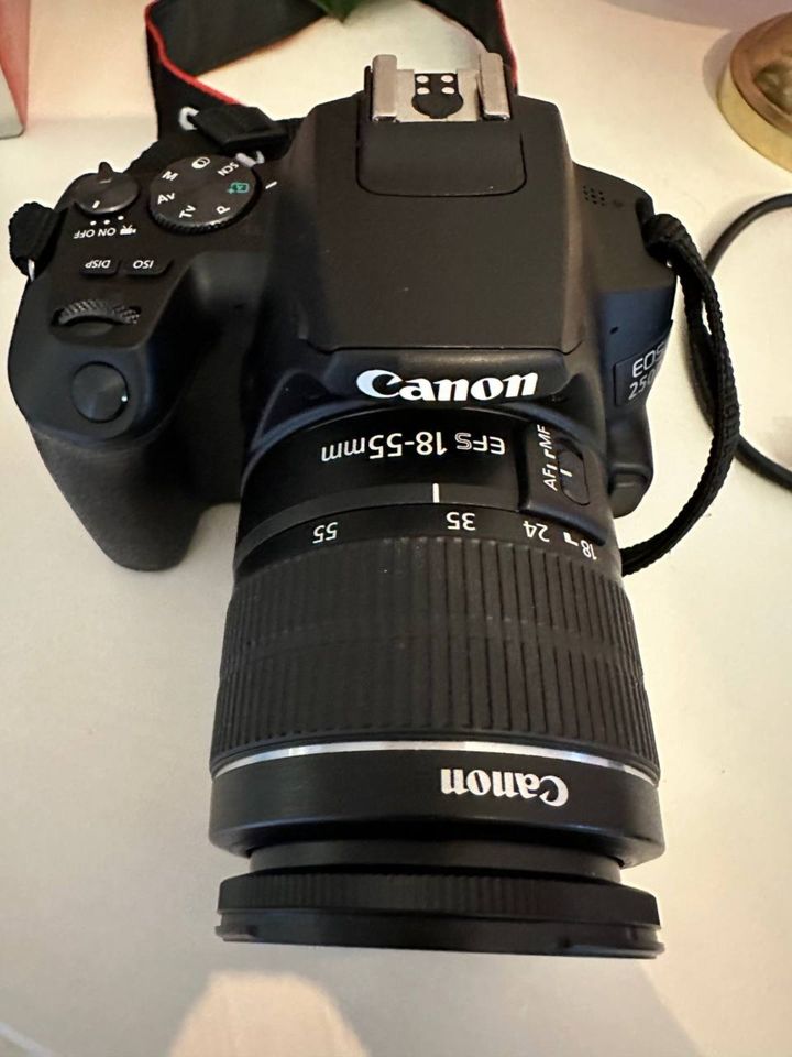 Canon EOS 250D + EF-S 18-22 Spiegelreflexkamera in Hamburg