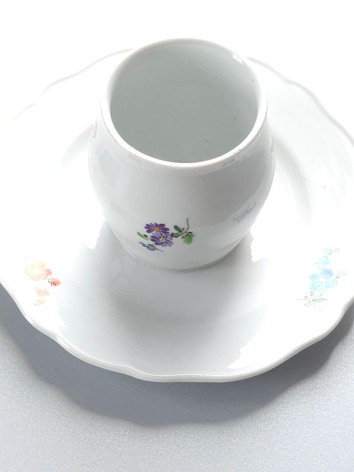 Meissen Tischvase (ca.5,5 cm) auf Teller (15,5cm) mit Blumenmotiv in Hamburg