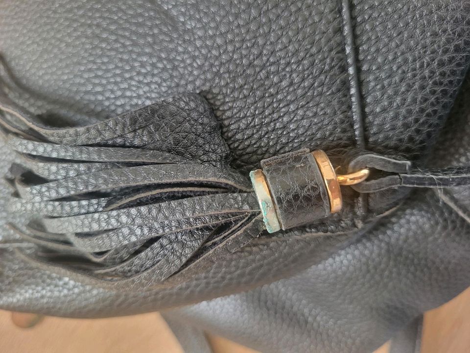 Schwarze Handtasche H&M in Lederoptik in Röhrmoos