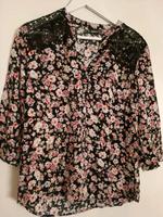 Blümchen Bluse mit Spitzeneinsatz Gr. 38 Hessen - Beerfelden Vorschau