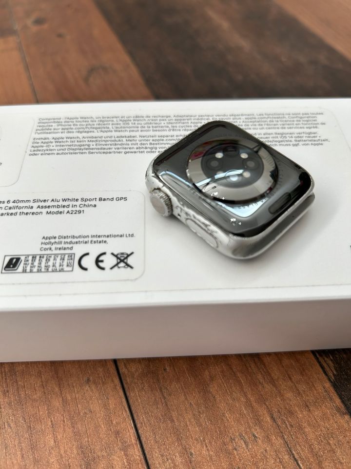 Apple Watch Series 6 40mm inkl. 5 Armbändern in Berlin