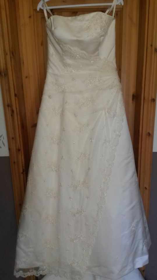 Hochzeitskleid Brautkleid schulterfrei Schleppe Sincerity 38/40 in Schwabstedt