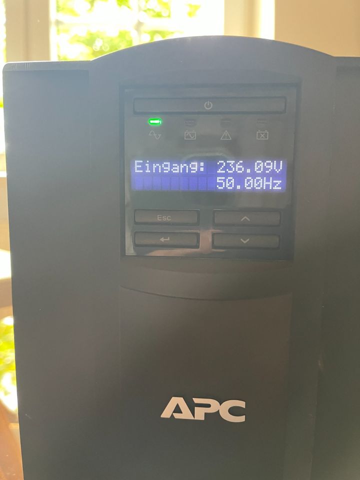 APC SMT1000I - USV Notstrom - 700W Leistung [ohne Akkus] in Berlin
