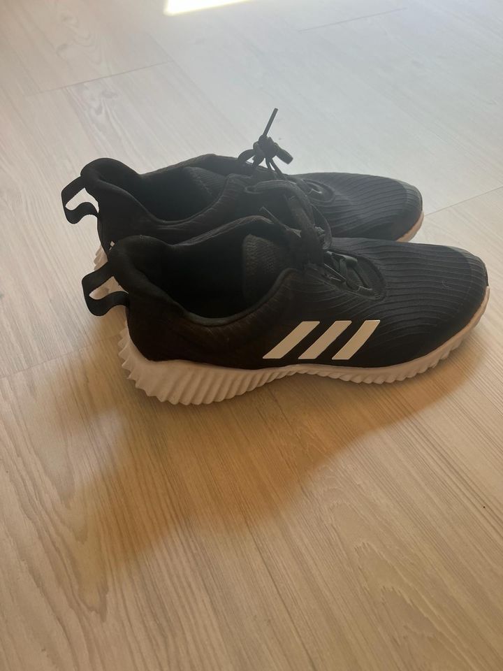 Adidas Sportschuhe in Wolfhagen 