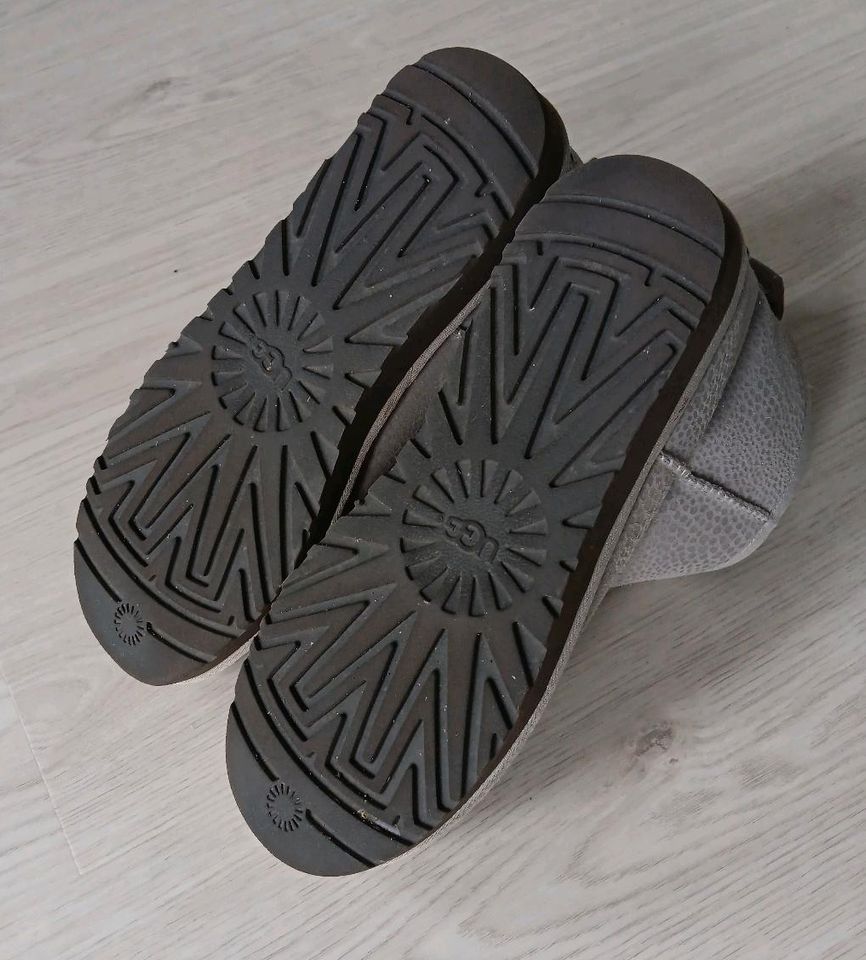 UGG Boots mit dezentem Glitzer- Schlangen- Muster in silber- grau in Kerken