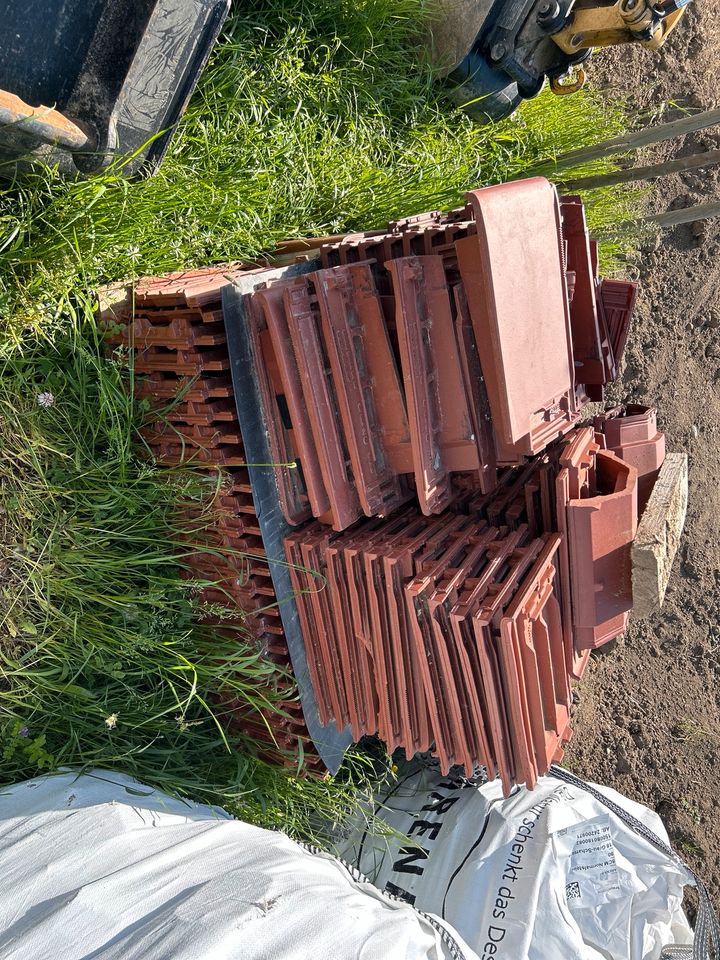 Neue Erlus Flachdachziegel Linea sinterrot Dachplatte in Günzburg