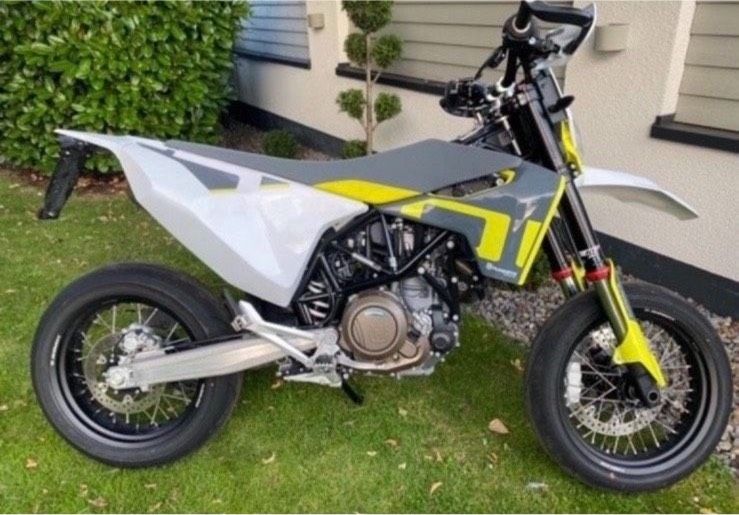 Husqvarna 701  nur 1500 Kilometer Laufleistung in Menden