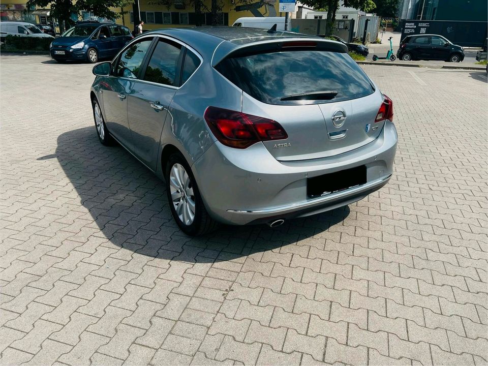 Opel astra j Automatik in Berlin