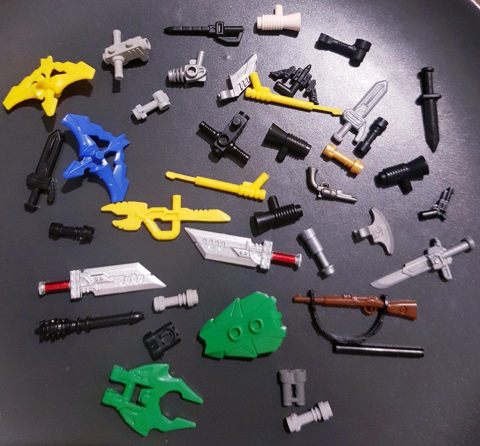 Schwerter messer Waffen schild für lego Figuren in Hamburg