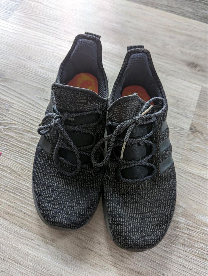 Adidas Schuhe Turnschuhe Sneaker schwarz Gr. 40 in Hessisch Oldendorf