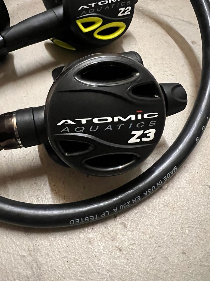 Atomic Aquatics Z3 + Z2 Octopus Atemregler + Finimeter + Tasche in Michelstadt
