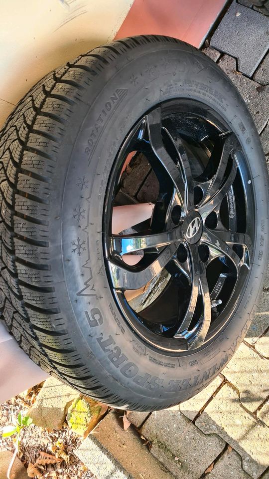 4x Winterreifen Dunlop 205/60R16 H auf Hyundai Alu-Felge in Kleinwallstadt