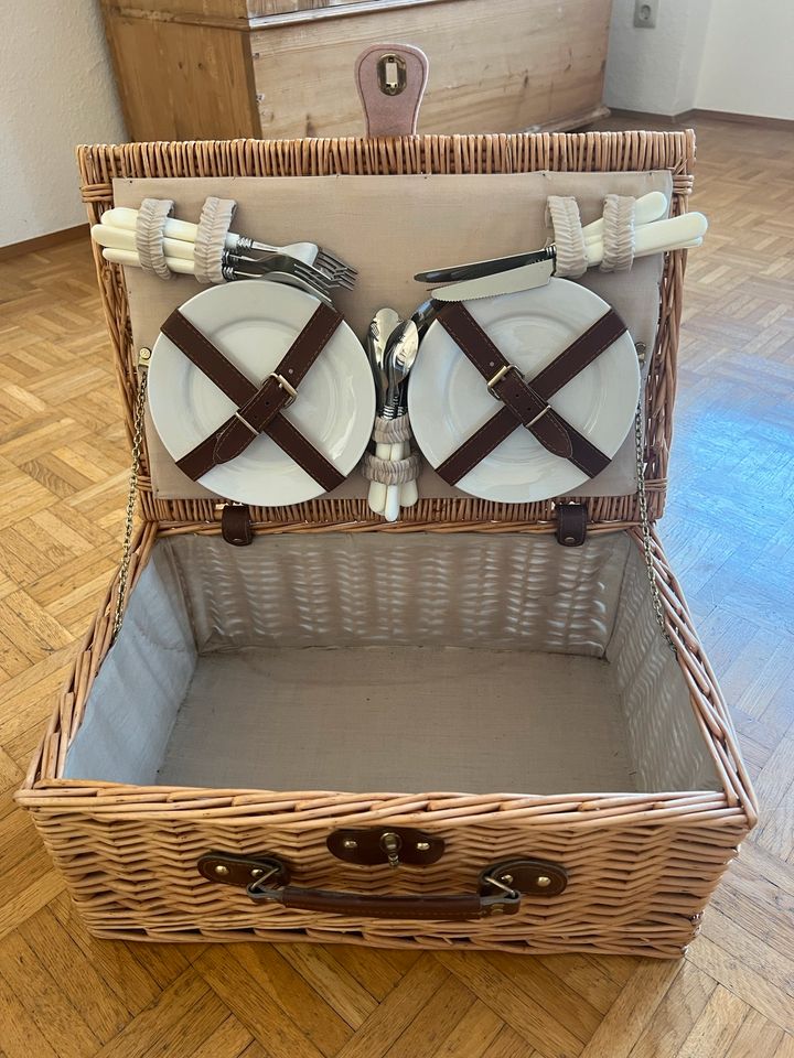 Picknickkorb mit 4 Tellern & 4x Besteck | 43X30x20 cm in Schwetzingen