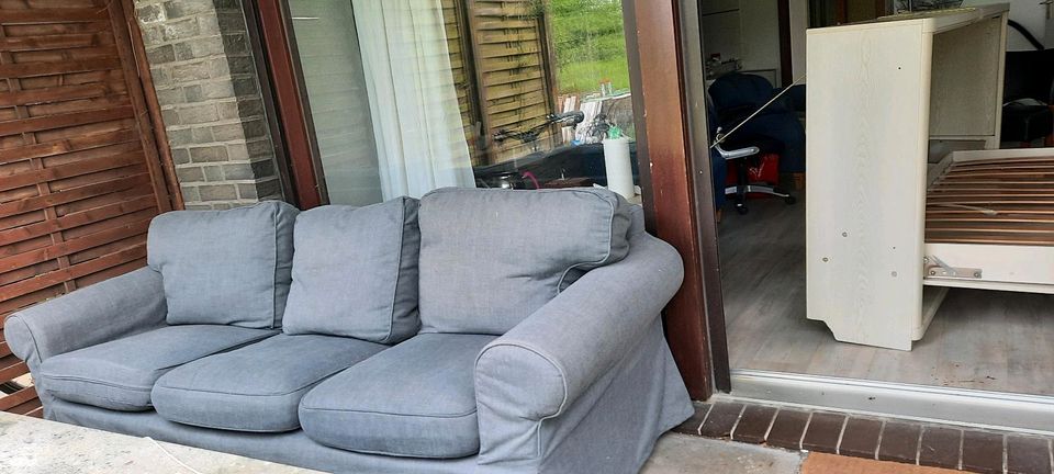Drei sitziges Sofa zu verschenken in Heikendorf