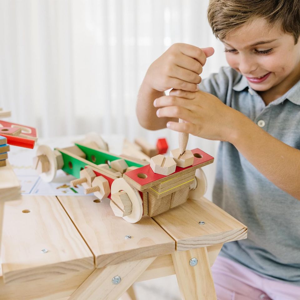 Melissa&Doug Kinder Werkbank Holz Werkzeug Schrauben Konstruktion in Leipzig